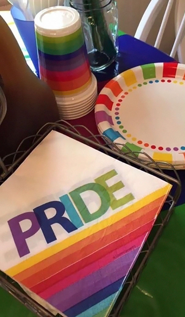 fiesta-sorpresa-orgullo-gay-salir-armario-kinsey-ratzman- (7)