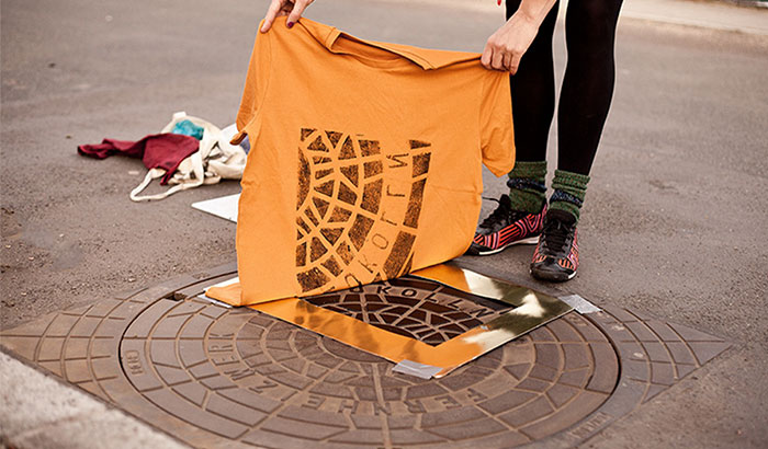 Impresores pirata: Este colectivo usa tapas de alcantarilla para imprimir diseños en bolsos y camisetas