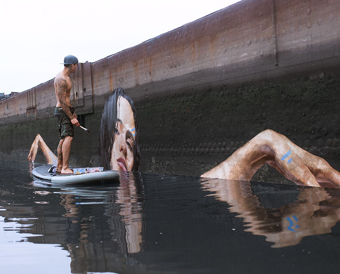 Este artista pinta asombrosos murales a nivel del mar sobre una tabla de surf (2ª parte)