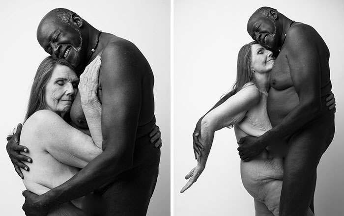 El retrato desnudo de una pareja de septuagenarios se vuelve viral