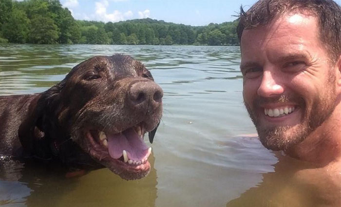 Este hombre se lleva a su perro con cáncer a un último viaje por carretera