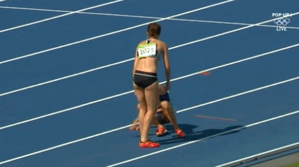 atletas-olimpicas-ayudandose-abbey-dagostino-nikki-hamblin (1)