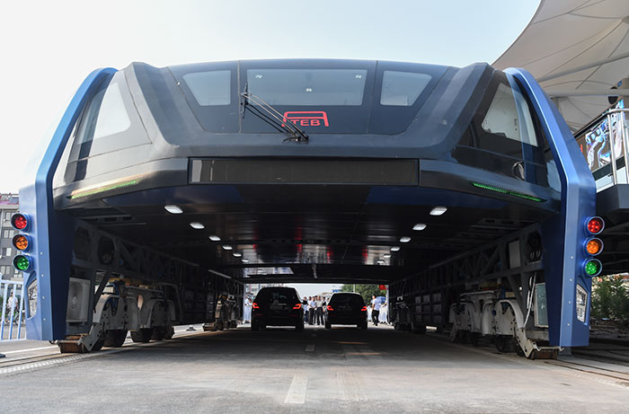¿Recordáis el autobús elevado que circulaba sobre el tráfico? Pues ya lo han construido en China