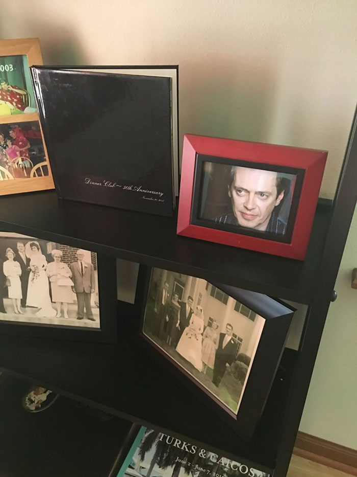 cambio-fotos-familiares-steve-buscemi-broma-clare-manion (5)