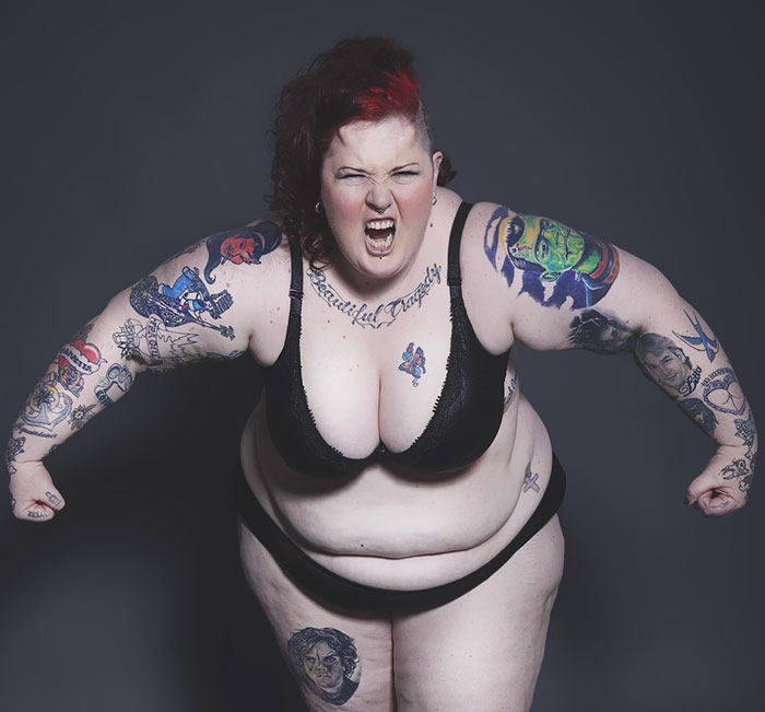 100 Mujeres muestran lo que hay bajo su ropa para luchar contra los estereotipos de belleza