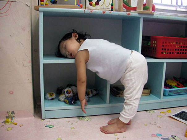 ninos-durmiendo-cualquier-sitio (12)