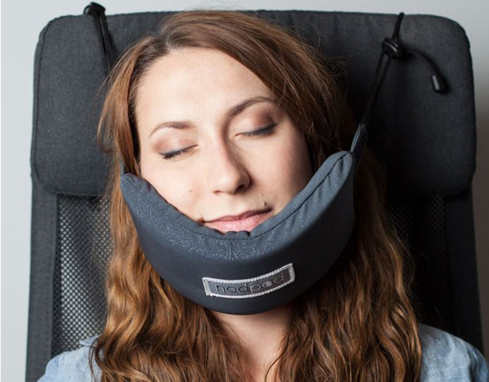 Por fin han inventado una hamaca para la cabeza con la que poder dormir en un avión