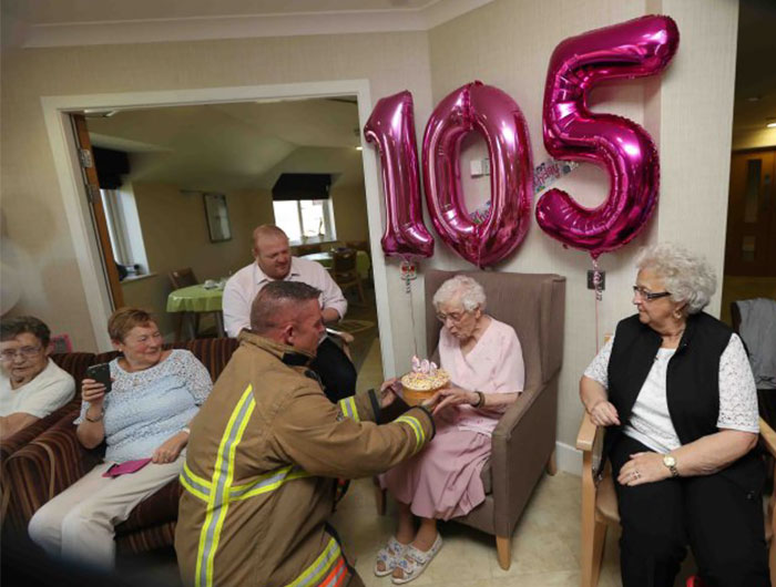 Esta anciana de 105 años solo deseaba una cosa para su cumpleaños: «Un bombero con tatuajes»