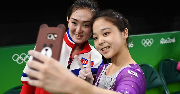 Las gimnastas olímpicas de Corea del Norte y del Sur se hacen un selfie juntas e internet se vuelve loco