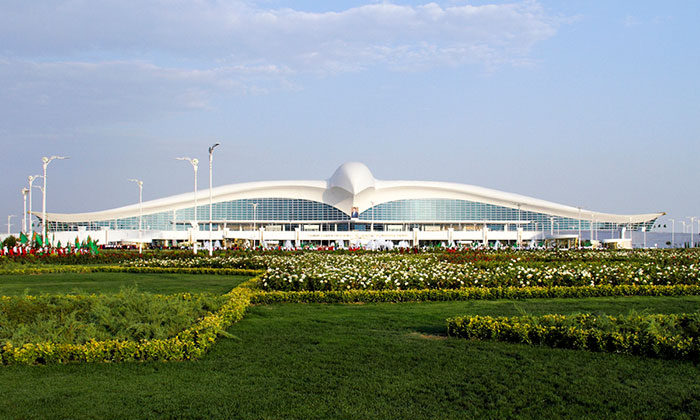 Turkmenistán inaugura un nuevo aeropuerto en forma de halcón que ha costado 2,3 $ billones
