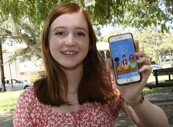 Esta adolescente que sufría acoso escolar crea una aplicación para ayudar a estudiantes a encontrar compañeros para almorzar