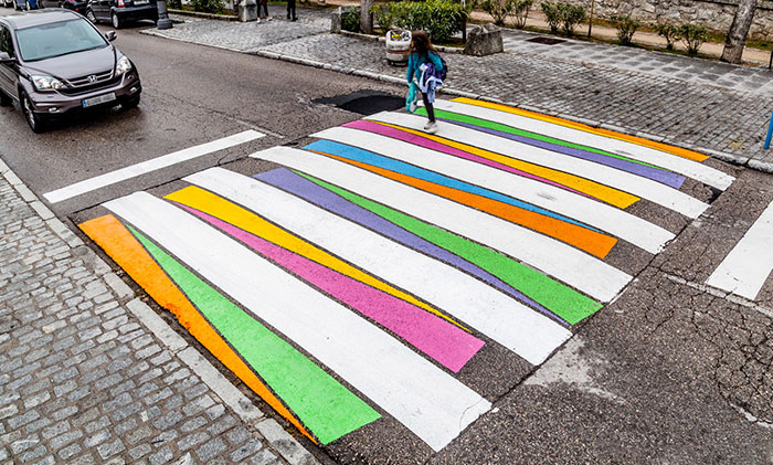 Este artista búlgaro ha convertido los pasos de cebra de Madrid en coloridas obras de arte