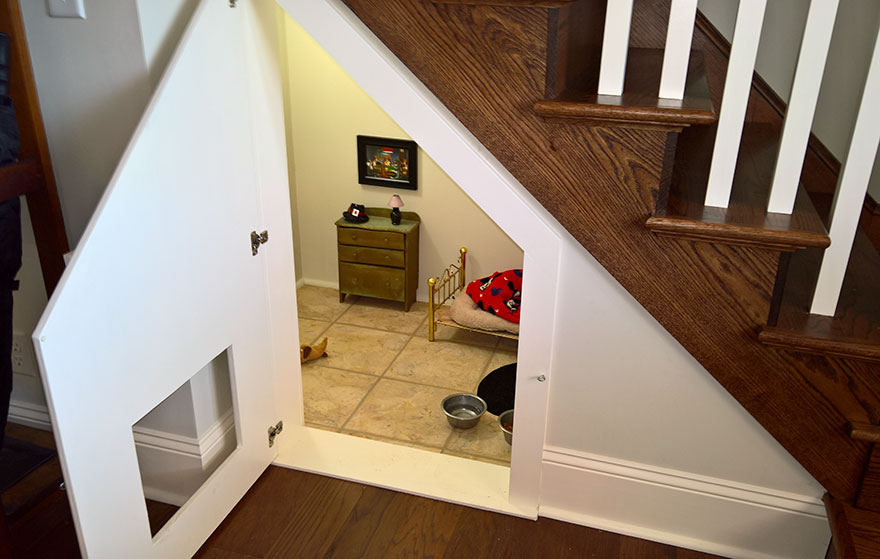 dormitorio-bajo-escaleras-perro-chihuahua-pancho (3)