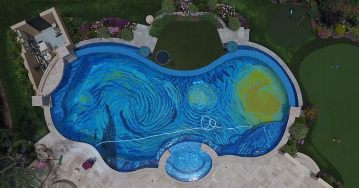 El embaldosado de esta piscina se convierte en «La noche estrellada» al verse desde arriba