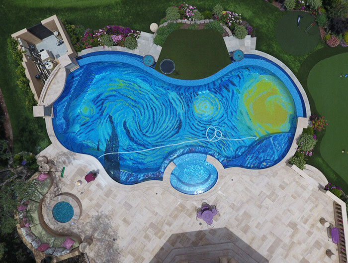 El embaldosado de esta piscina se convierte en «La noche estrellada» al verse desde arriba