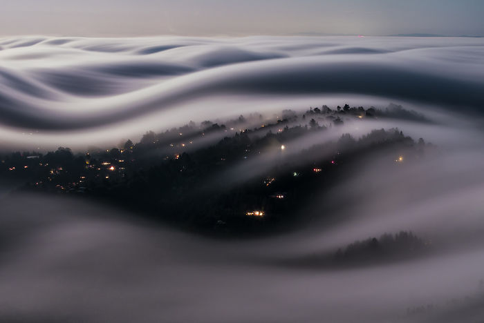 Asombrosa foto de larga exposición del Condado de Marin cubierto de niebla iluminado por la luna llena