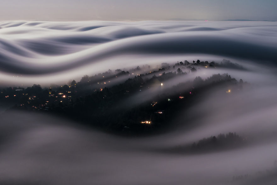 Asombrosa foto de larga exposición del Condado de Marin cubierto de niebla iluminado por la luna llena