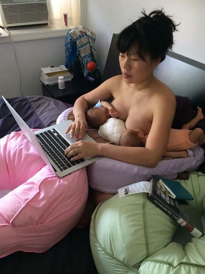 madre-trabajando-amamantando-gemelos-hein-koh (1)