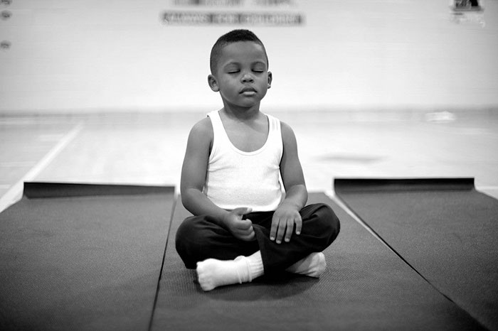 meditacion-ninos-escuela-robert-coleman-baltimore (1)