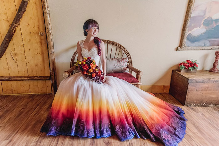La tendencia de teñir vestidos de boda hará más colorido tu gran día