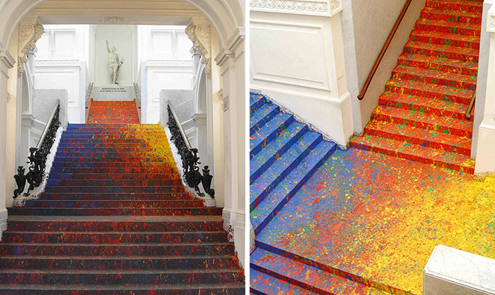 Un artista polaco salpica de pintura la escalinata de la Galería Nacional y queda absolutamente precioso