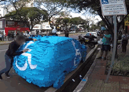 Este Hombre Aparcó Ilegalmente En Un Espacio Para Minusválidos, Los Bromistas Le Llenaron El Coche De Postits