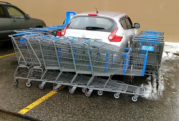 A Alguien No Le Gustó Que Este Coche Aparcara Ocupando 2 Sitios