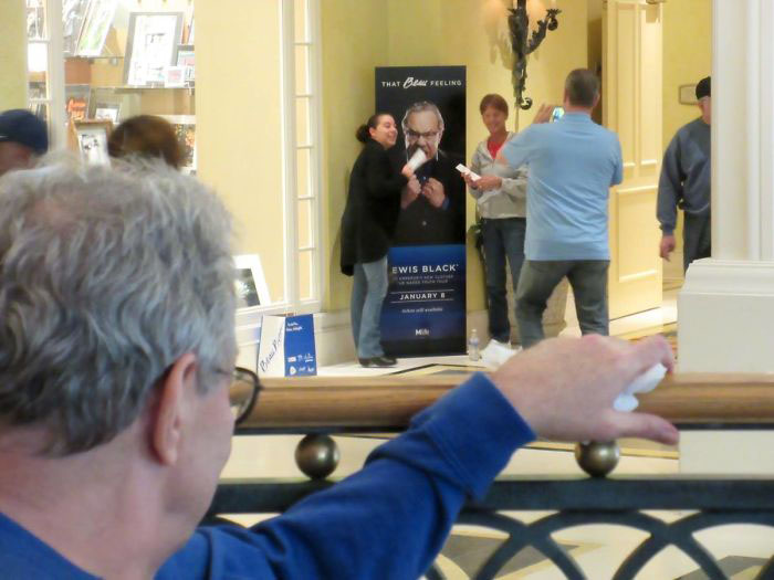 Lewis Black Mirando Mientras Los Fans Posan Con Un Poster Suyo