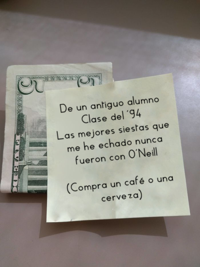 Me Quedé Dormido En La Biblioteca. Descubrí Esto En Mi Escritorio Cuando Me Desperté