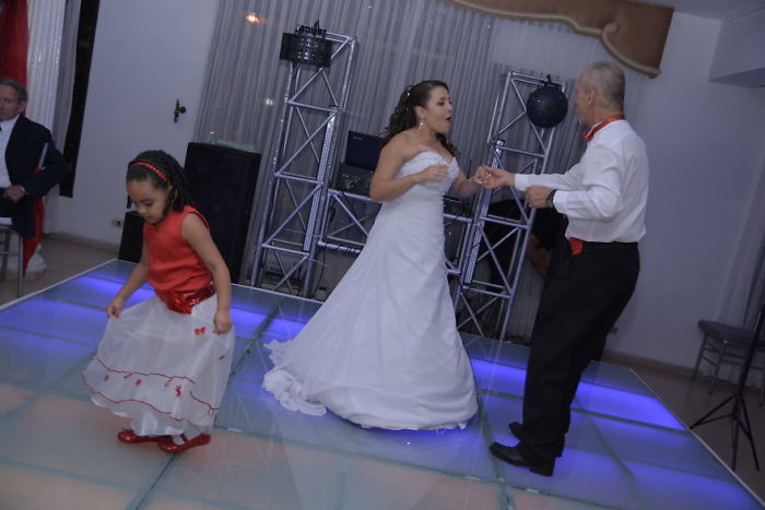 Mi Sobrina No Pudo Esperar Para Abrir La Pista De Baile