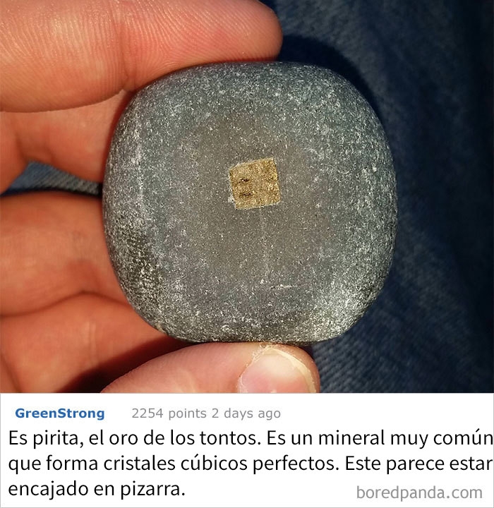 Es Un Extraño Cuadrado De Metal Incrustado En Una Piedra
