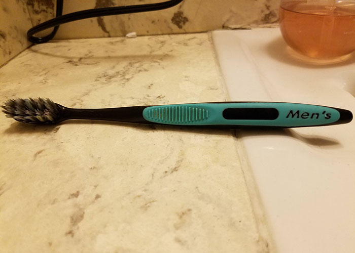 Cuidado, No Te Hagas Daño En Tus Dientes Femeninos Con Este Cepillo Masculino