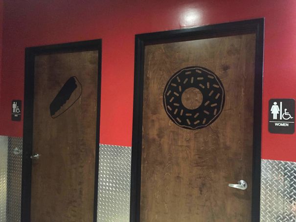 Cuartos De Baño En Una Tienda De Donuts
