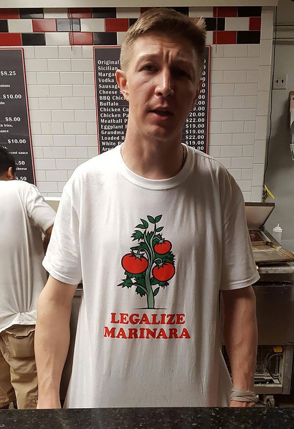 Todo El Personal De La Pizzería Llevaba Esta Camiseta
