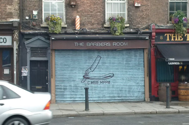 Mensaje En La Entrada De Una Barbería: "Ven Aquí, Hippie"
