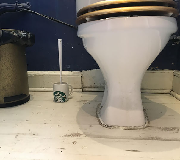 En Esta Cafetería Local Usan Una Taza De Starbucks Para La Escobilla Del Retrete