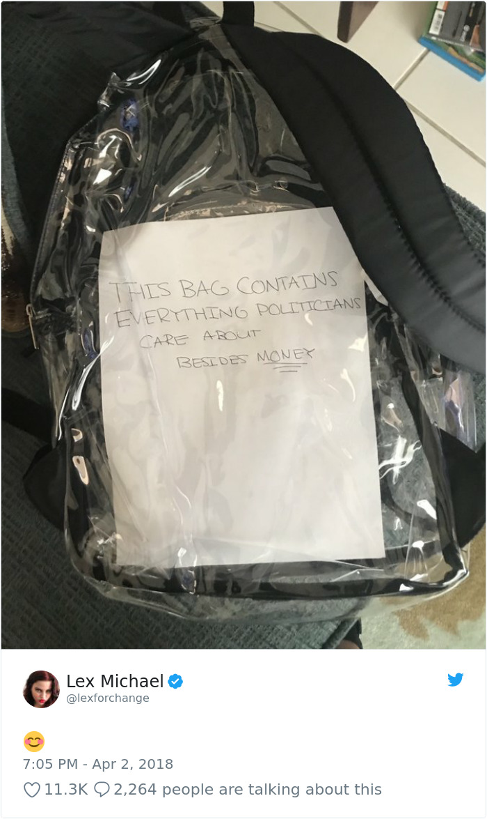 Esta Mochila Contiene Todo Lo Que Les Importa A Los Políticos Aparte Del Dinero