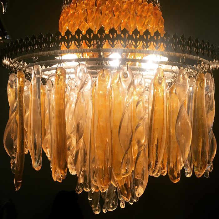 Este Candelabro Parece Hecho De Preservativos Usados
