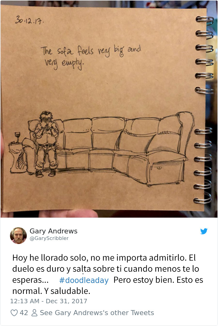 El Sofá Parece Muy Grande Y Muy Vacío