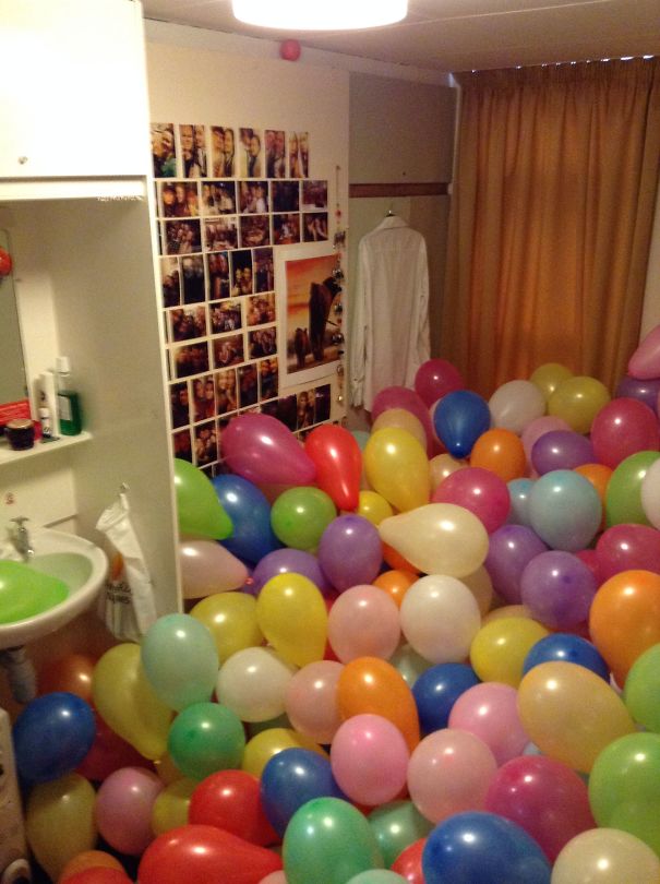De Vuelta A La Universidad. Uno De Estos Globos Tiene El Usb Con Mi Tesis. Gracias, Chicos