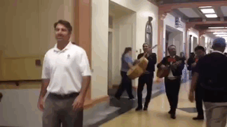 Los Estudiantes Han Contratado A Una Banda Mariachi Para Que Persiga Al Director Durante 4 Horas