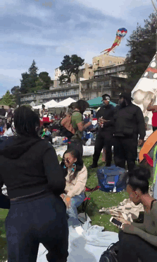 Una Mujer Blanca Llamó A La Policía Porque Había Personas Negras Haciendo Una Barbacoa. Este Es El Mismo Sitio 2 Semanas Después