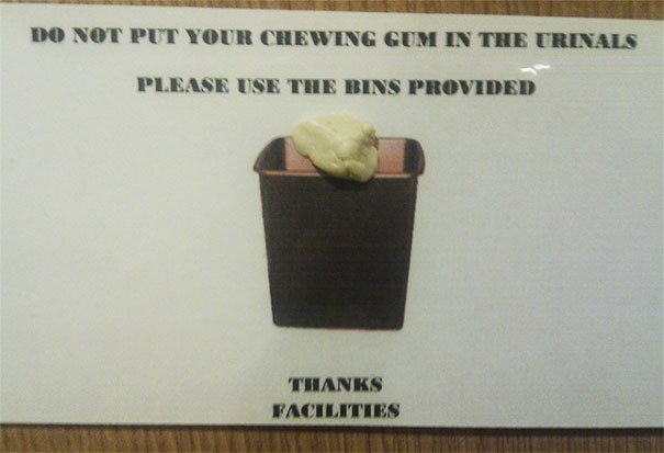 No Tiréis Los Chicles Por Los Urinarios, Por Favor, Usad Los Cubos De Basura Que Hemos Proporcionado