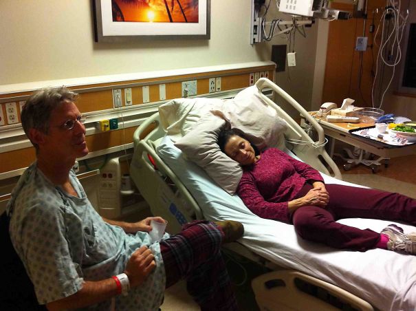 Mi Madre Visitando A Mi Padre En El Hospital. ¿quién Se Queda La Cama?
