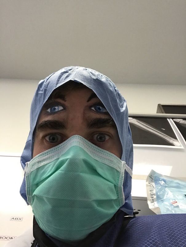 Trabajo En El Quirófano. Hoy Vino Un Pintor De Caras Al Hospital. Esto Es Lo Que Ven Los Pacientes Al Salir De La Anestesia