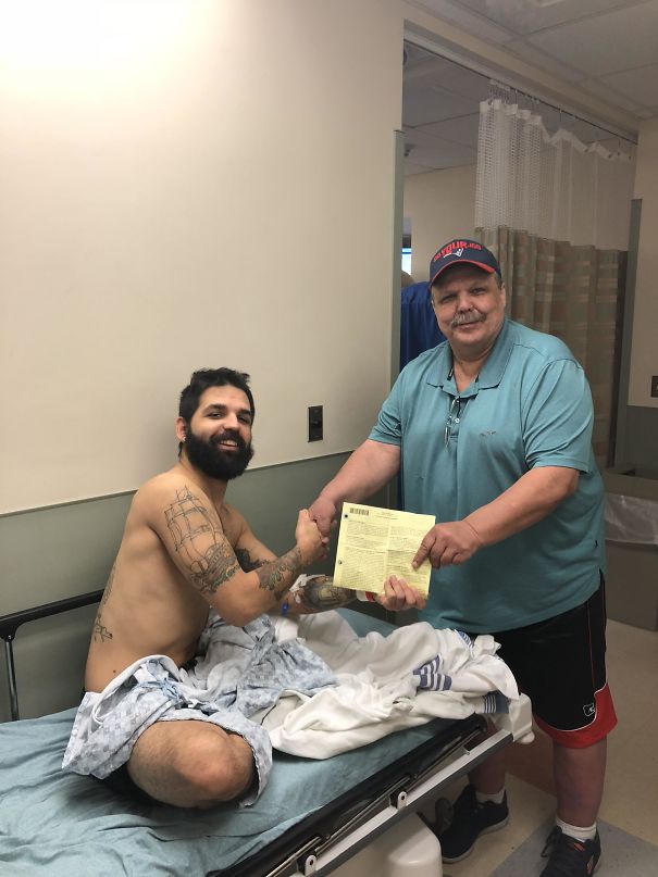 Me Perdí Mi Graduación Por Una Aerosinusitis Y Me Tuvieron Que Llevar A Urgencias. Aquí Está Mi Padre Dándome Los Papeles Del Seguro, Simulando Que Es Mi Graduado