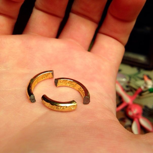 A Los 13 Años Se Me Atascó El Anillo Único En Un Dedo Y Tuve Que Ir A Urgencias. Cuando Me Iba, El Médico Me Dijo "Ya Nos Veremos, Señor Frodo"