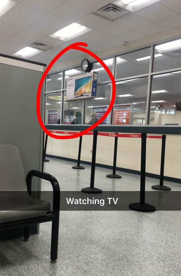 Mi Esposa Me Ha Mandado Esta Foto "Viendo La Tele" De La Sala De Espera