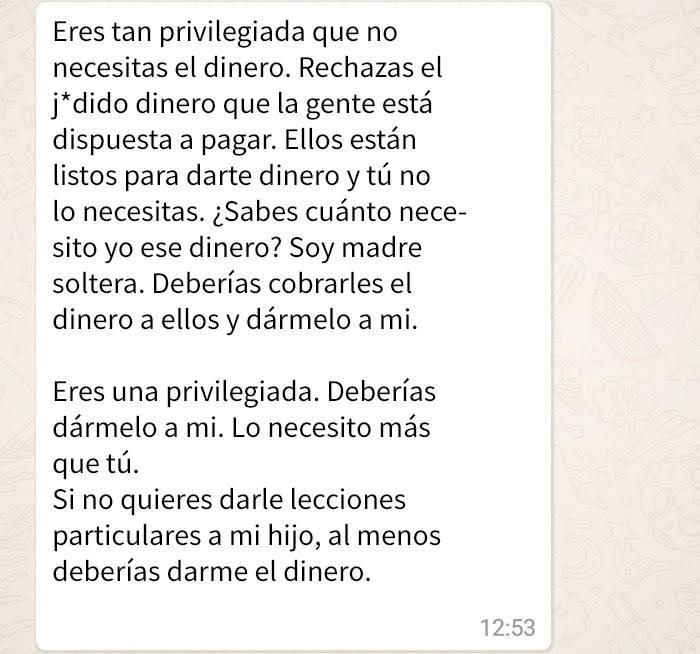 "Doy clases gratis de natación a niños. Esta madre exigía que enseñara a su hijo en exclusiva y le diera a ella el dinero"
