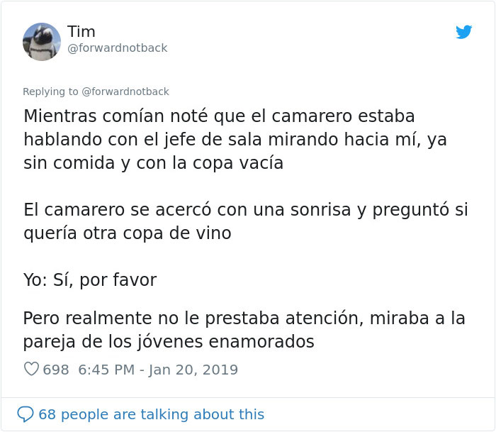 Un chico presencia cómo un hombre joven tiene problemas para pagar en una cita en un restaurante de lujo y cómo el camarero le ‘salva’